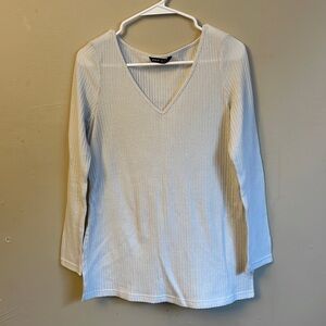 Beautiful white long sleeve top (Bin N)